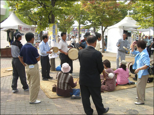 정겹게 울리는 우리의 가락들. 소리는 잘 맞지 않아도 마음은 하나다. 